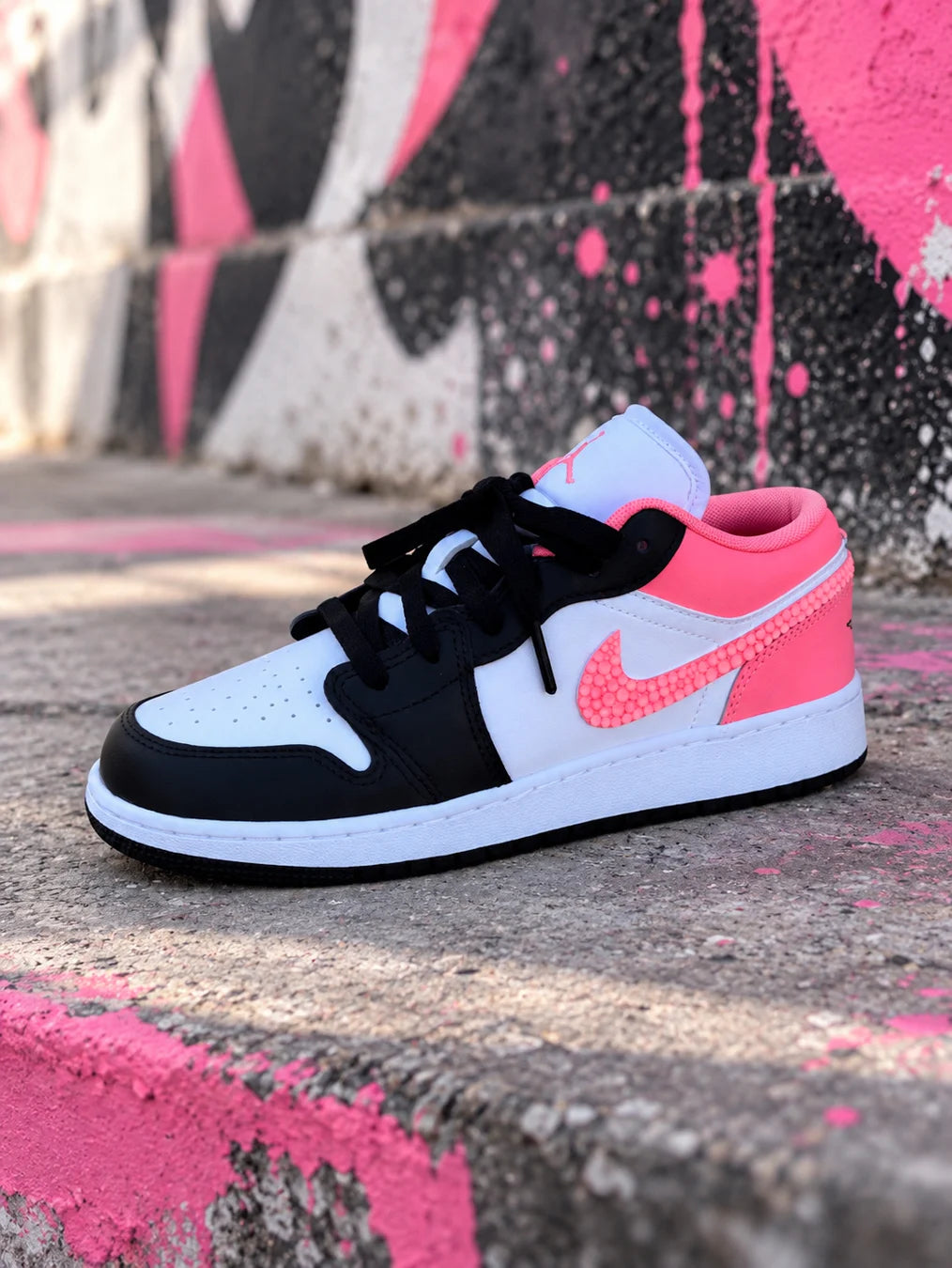 Air Jordan 1 Low rose fluo personnalisée pour femme avec Swoosh rose texturé et finitions custom premium