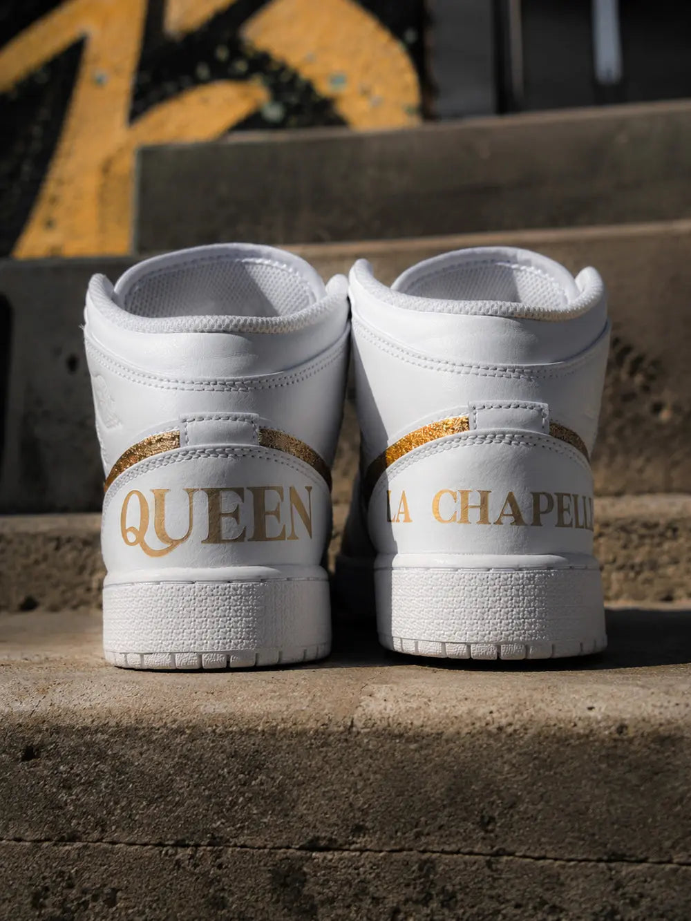 Basket personnalisée Air Jordan or glitter style Pinterest avec finition dorée brillante et design premium femme