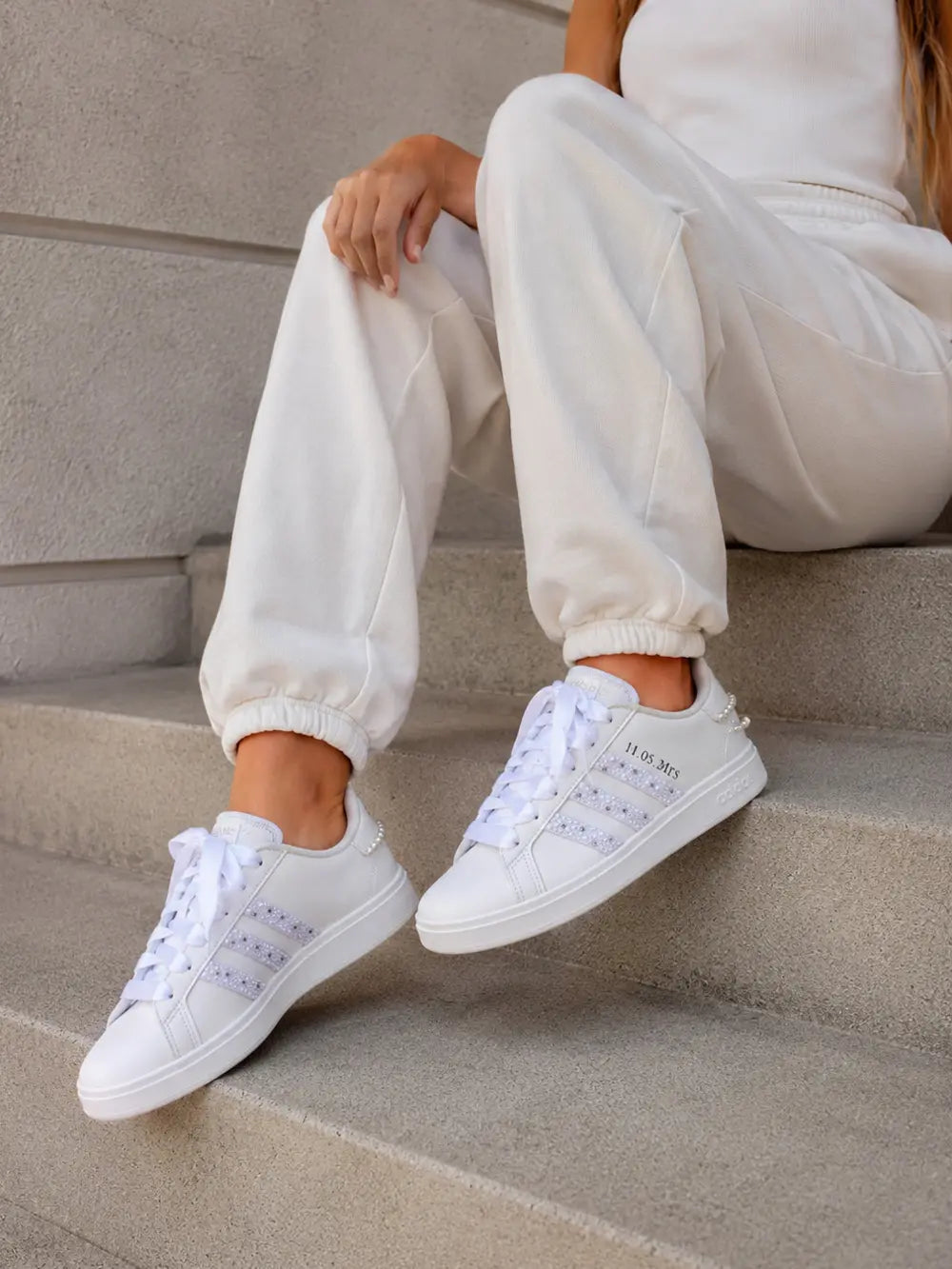 Baskets Adidas mariée blanches avec lacets satin et personnalisation mariage chic pour tenue de cérémonie moderne