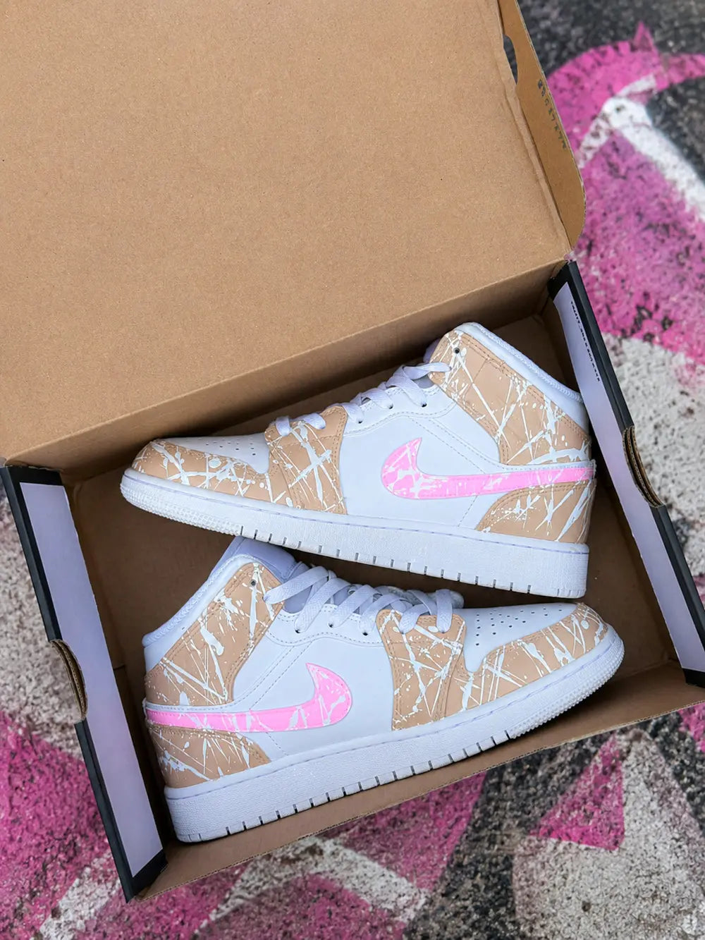 Paire de baskets montantes Air Jordan personnalisées beige sable et rose clair pour femme style urbain chic