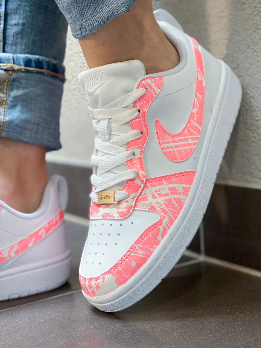 Basket Nike corail personnalisée peinte à la main