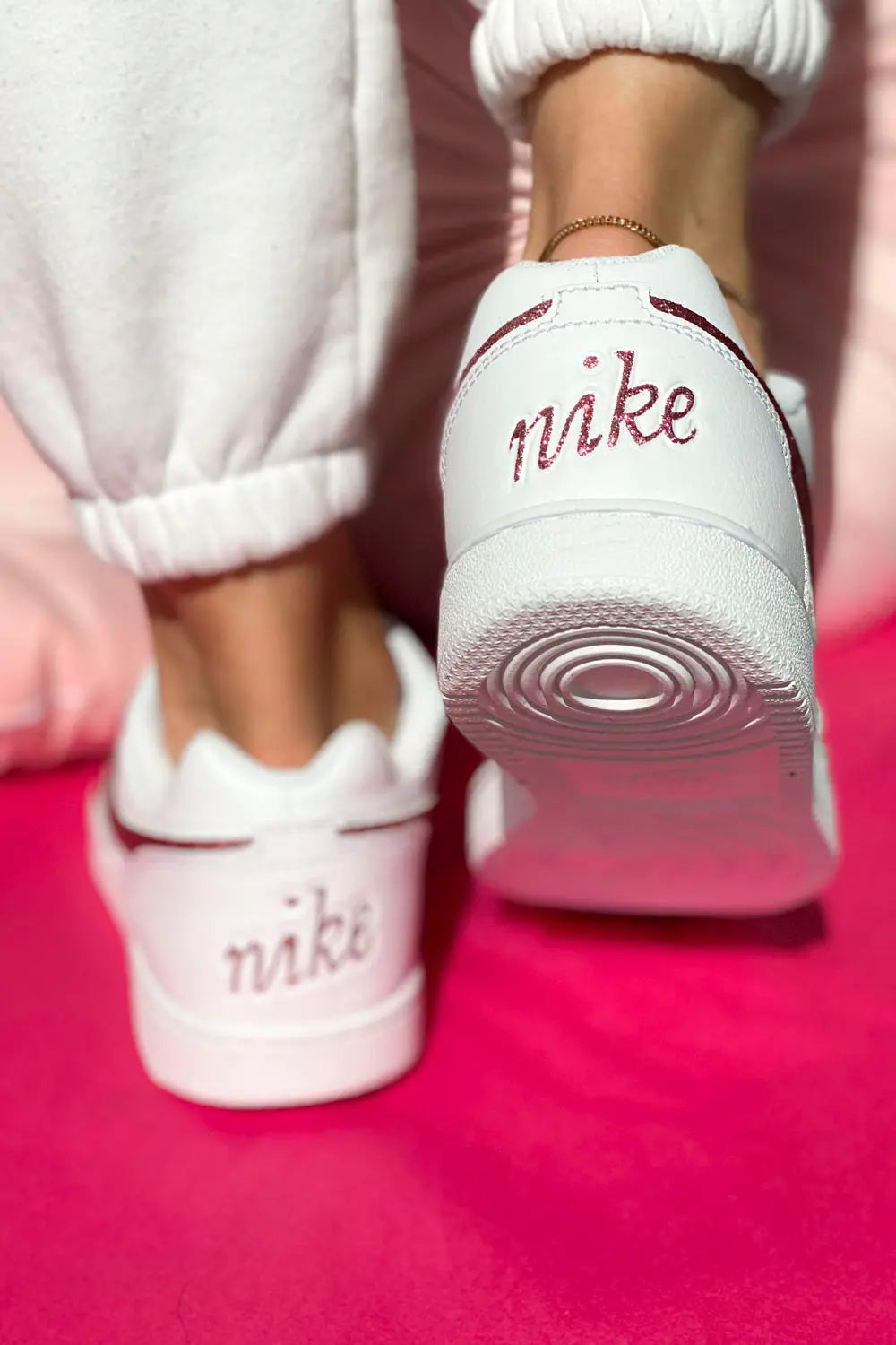 Basket Nike femme glitter rose détail paillettes roses sur sneakers personnalisées