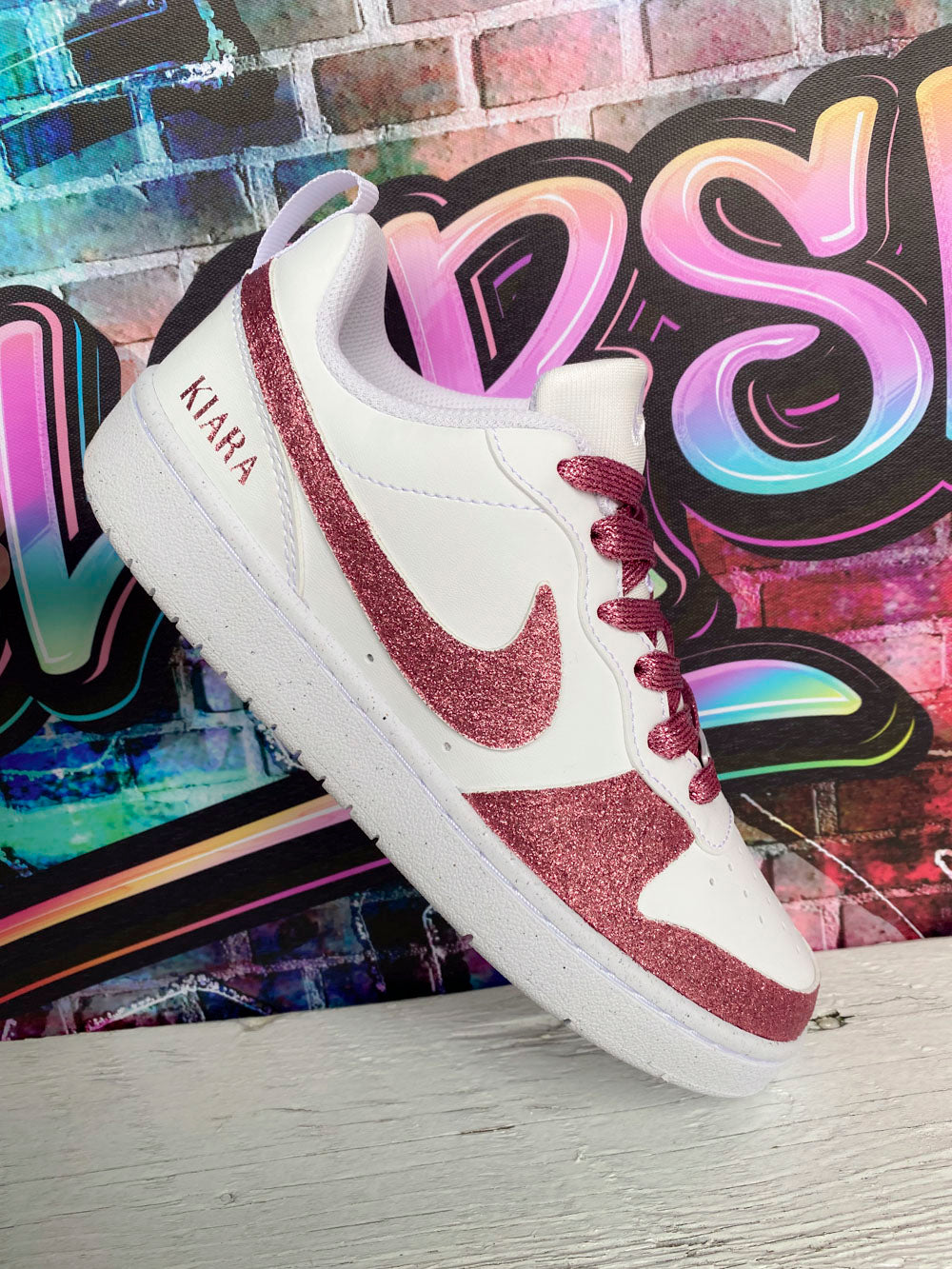 Détail paillettes rose sur basket Nike glitter