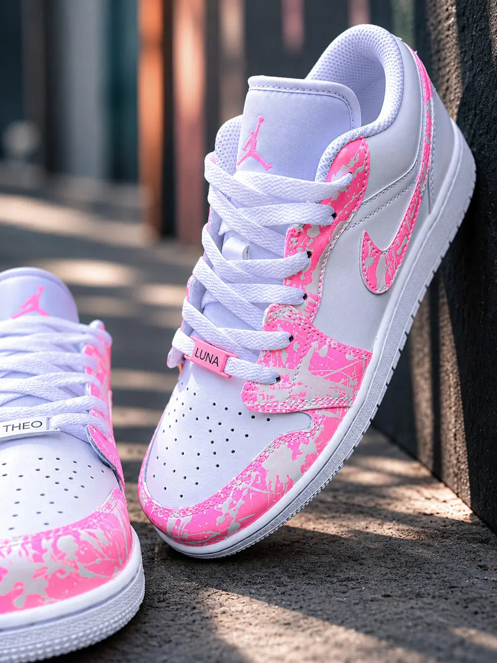 Basket personnalisée femme style Air Jordan Low blanche et rose fluo avec custom artisanal premium.