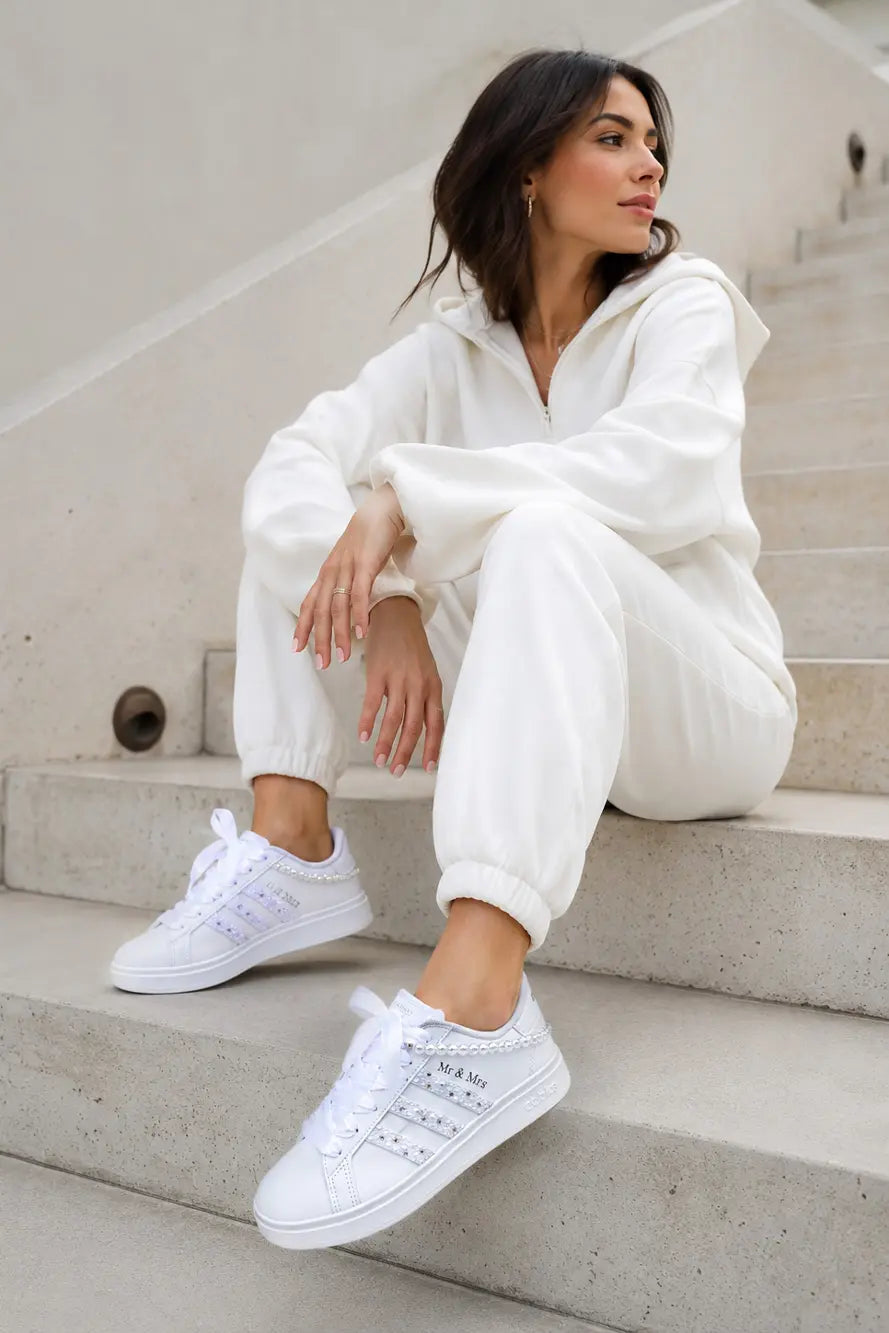 Basket personnalisée mariage femme portée avec outfit blanc élégant dans un style minimaliste et moderne