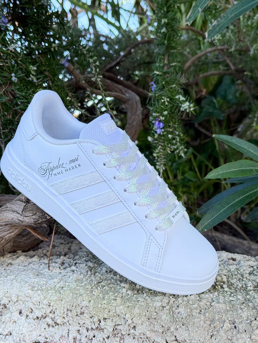 Baskets Adidas pour mariée avec personnalisation du prénom et design blanc chic pour mariage.
