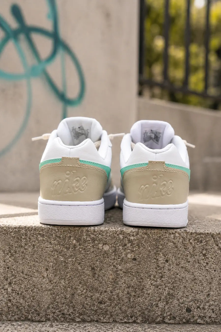 Vue arrière des baskets Nike femme personnalisées beige et turquoise réalisées à la main par ColorSneak.