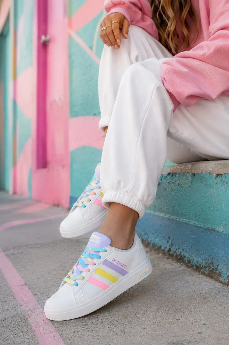 Sneakers femme pastel avec look streetwear rose et baskets personnalisées tendance été