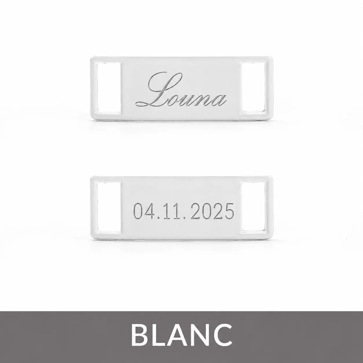 Bijou de chaussure personnalisé blanc avec prénom et date gravés à fixer sur les lacets.