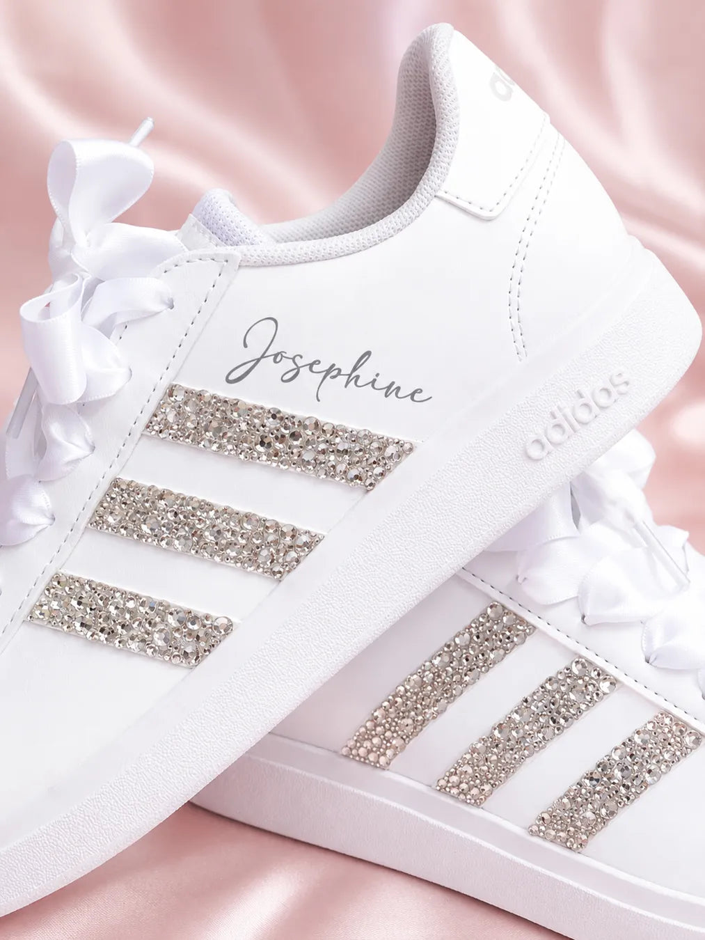 Adidas blanche personnalisée avec strass et lacets satin idéale pour accompagner une robe de mariée.