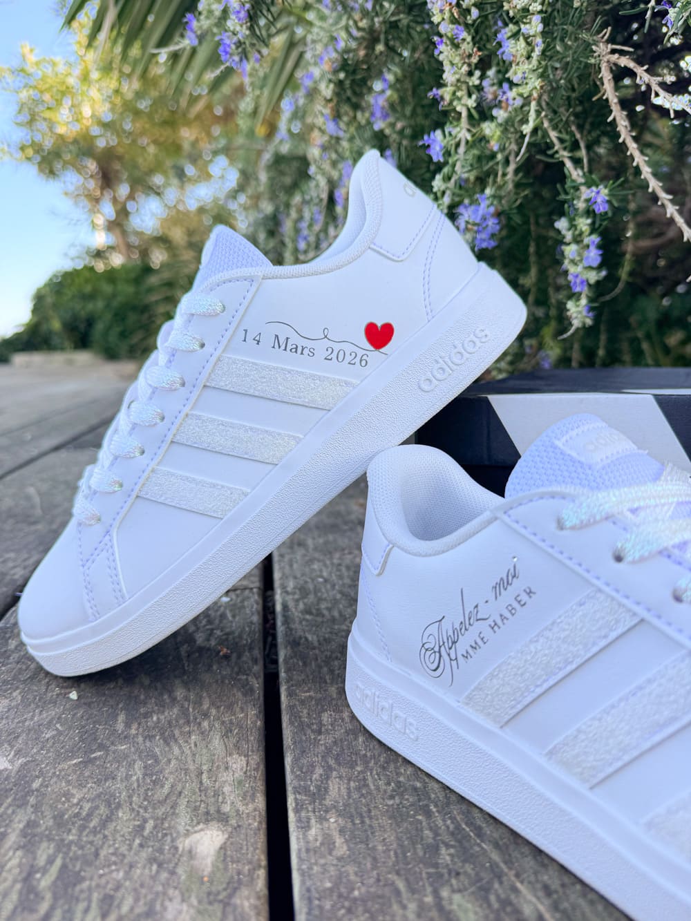 Chaussures de mariée Adidas sous forme de baskets blanches personnalisées pour cérémonie et soirée de mariage.