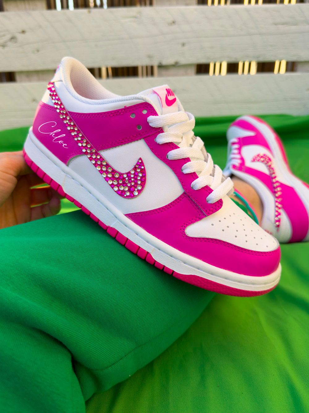 Dunk Low rose fuchsia strassée, customisation artisanale française