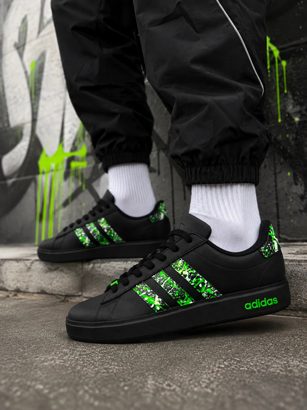 Adidas Grand Court 2.0 noire personnalisée avec peinture vert fluorescent, blanche et noire