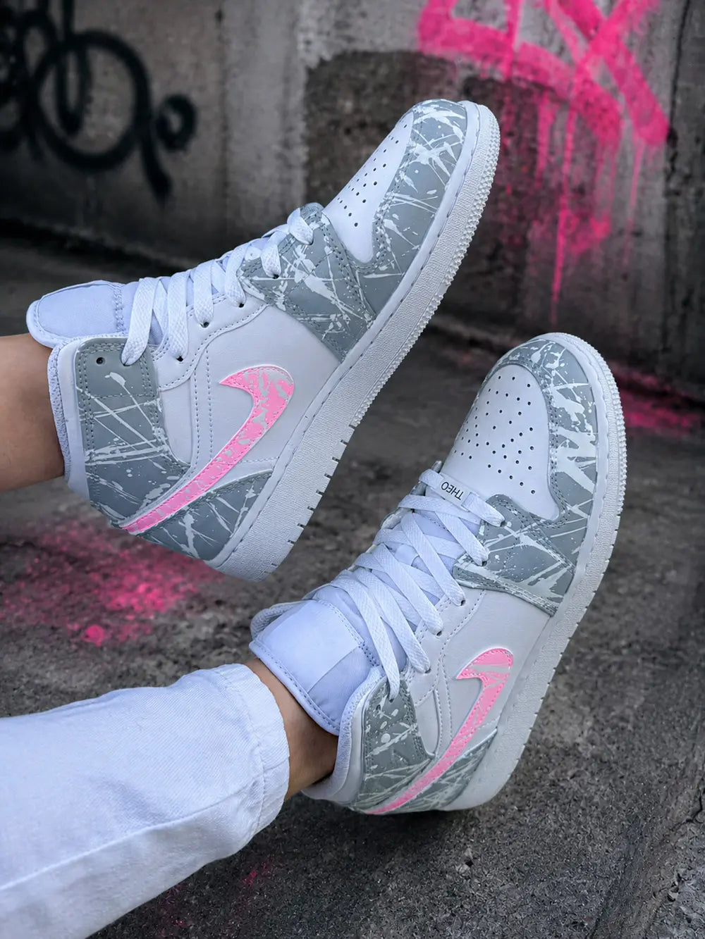 Sneakers Air Jordan Low personnalisées rose fluo et gris effet graffiti pour femme, inspiration streetwear moderne et tendance.