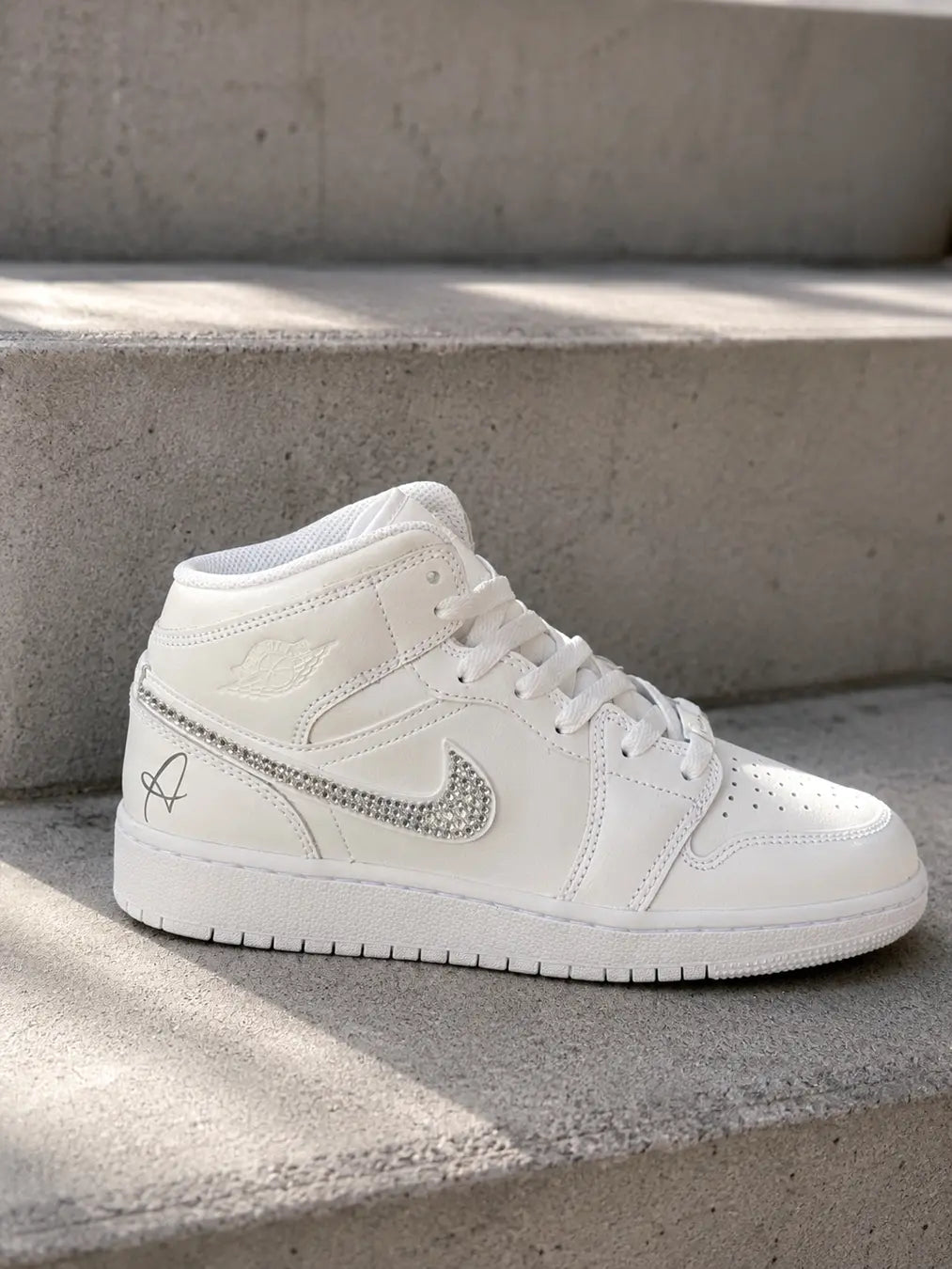 Jordan blanche personnalisée avec des initiales élégantes et un swoosh en strass argentés.