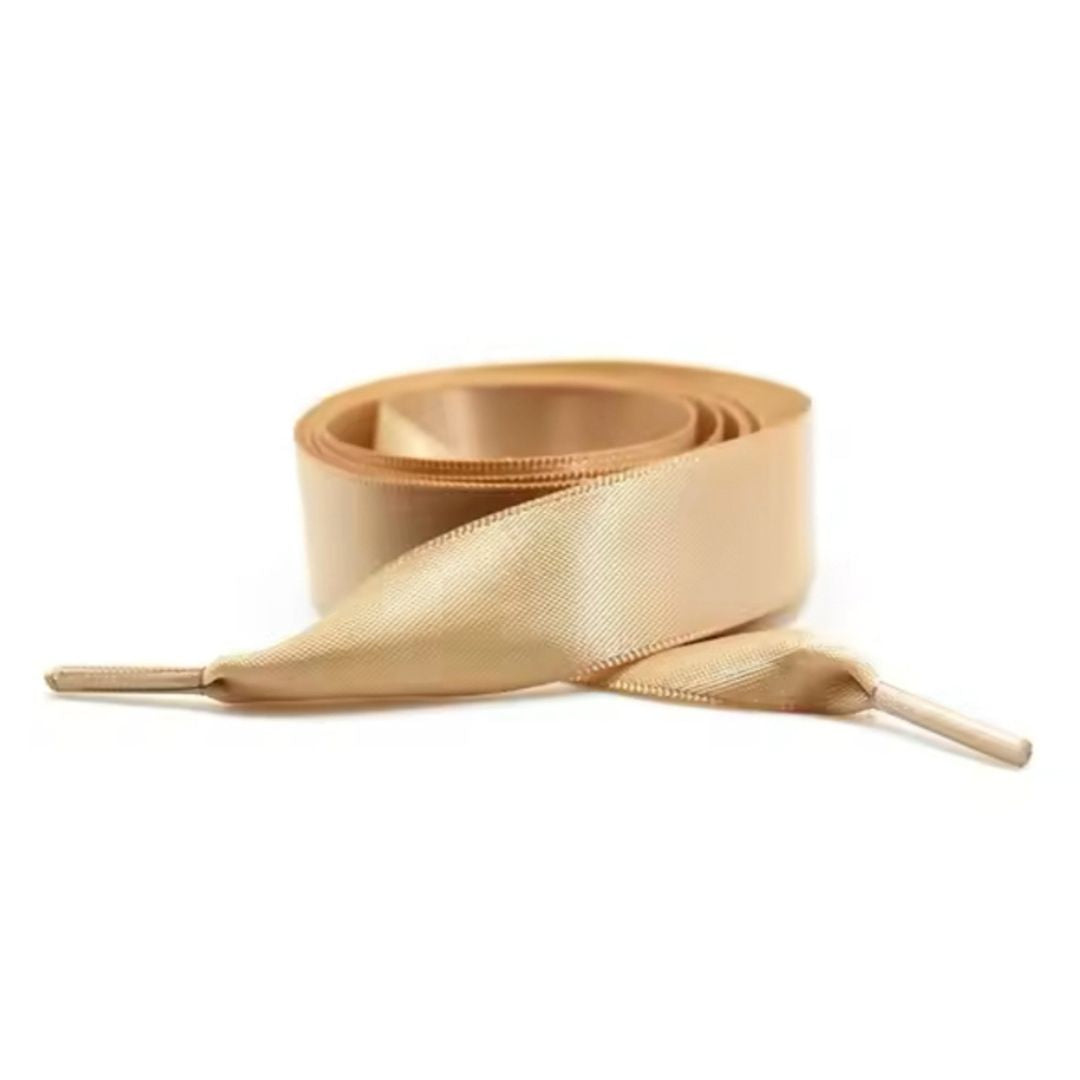 Détail de la texture satinée des lacets en soie pour baskets