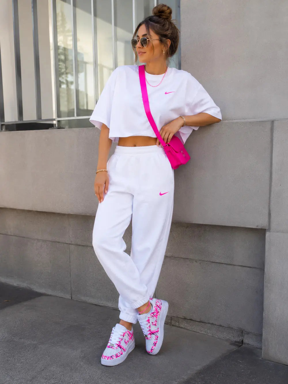 Outfit streetwear femme avec Air Force 1 personnalisée rose fluo et blanc, sneakers custom premium tendance Pinterest et Instagram.