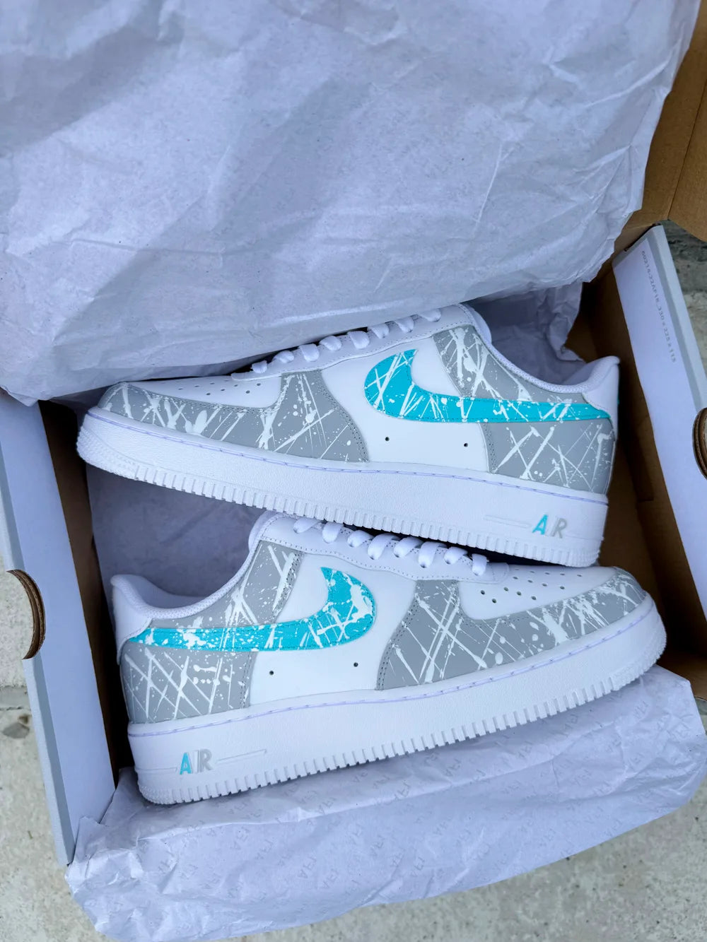 Nike AF1 gris et turquoise livrée avec boîte et lacets d’origine