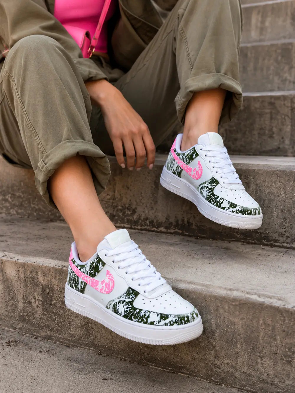 Air Force 1 kaki et rose portée femme avec outfit tendance kaki et accessoires rose pour look streetwear.