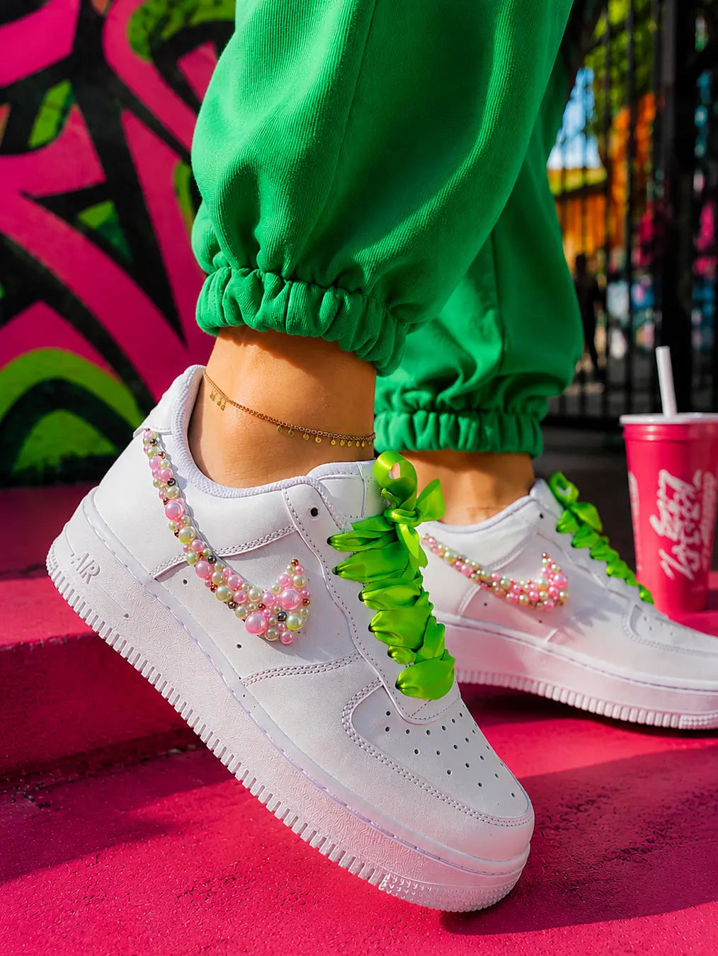 Nike Air Force 1 custom avec perles rose et vert pastel, création unique avec lacets satin verts