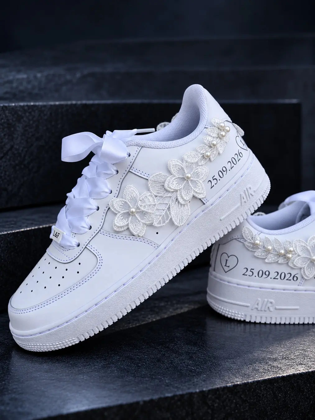 Chaussure de mariage Nike Air Force 1 personnalisée avec date de cérémonie, fleurs en dentelle brodée et perles nacrées.