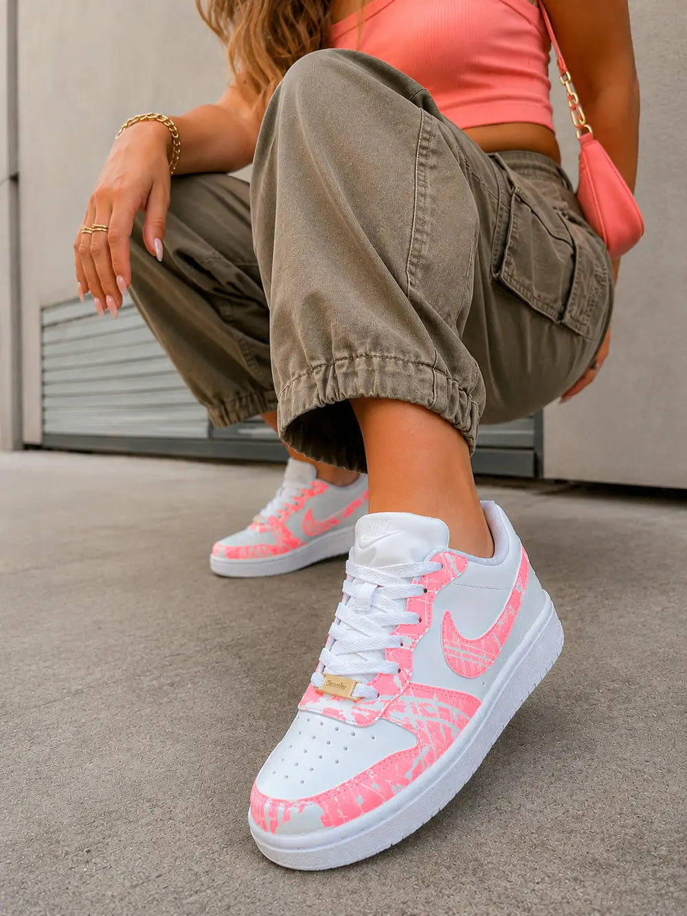 Nike Borough personnalisée femme corail fluo portée avec tenue kaki streetwear et design artistique moderne