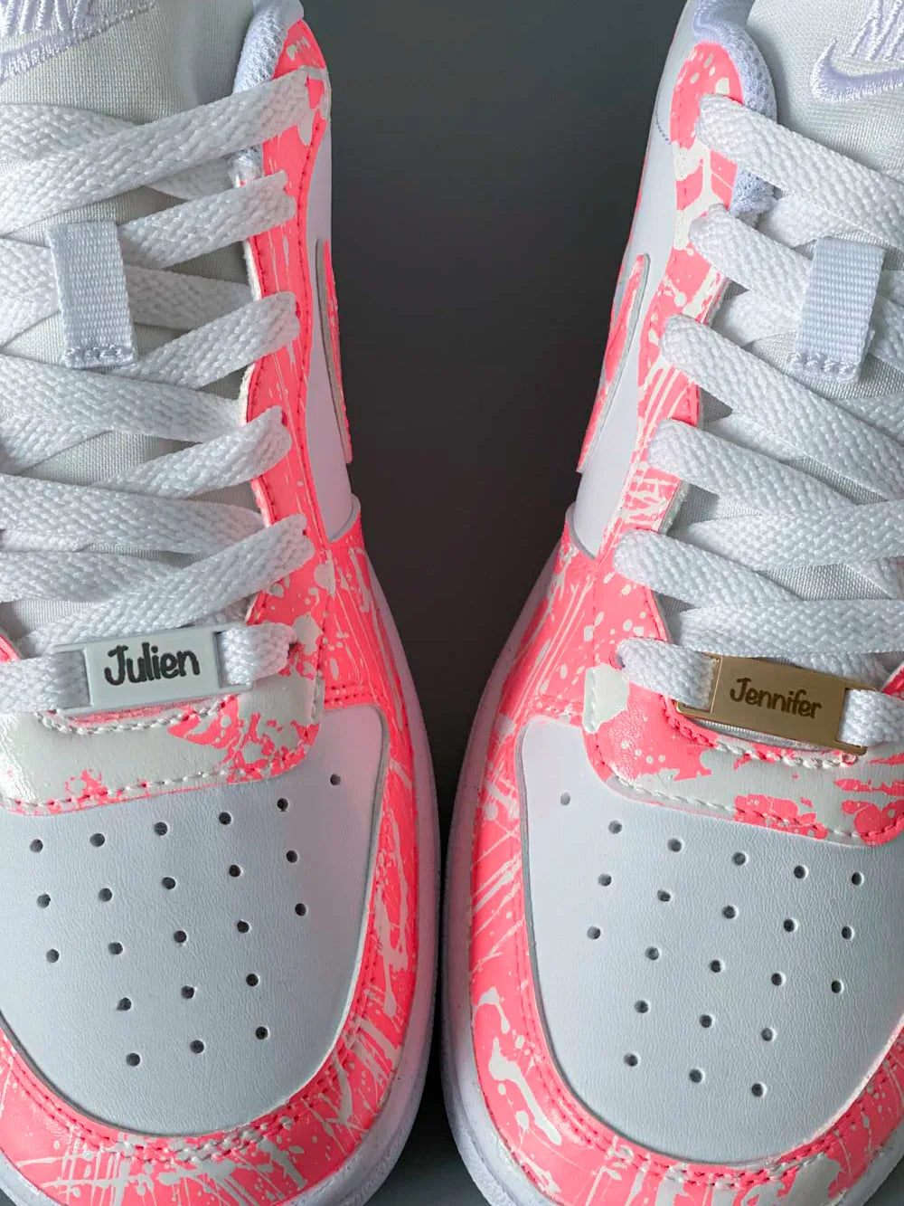 Détail swoosh corail sur basket Nike personnalisée