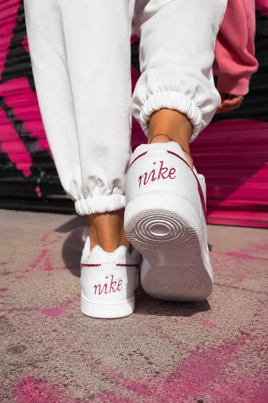 Arrière de baskets Nike personnalisées glitter rose avec détails pailletés roses et style streetwear féminin premium