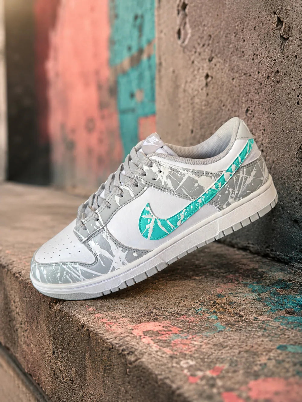 Basket Nike Dunk personnalisée gris et turquoise avec custom peinture artisanale réalisée à la main en France.