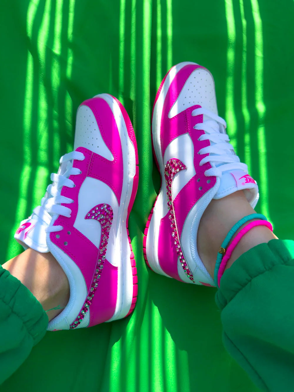 Nike Dunk Low rose fuchsia personnalisée avec strass posés à la main