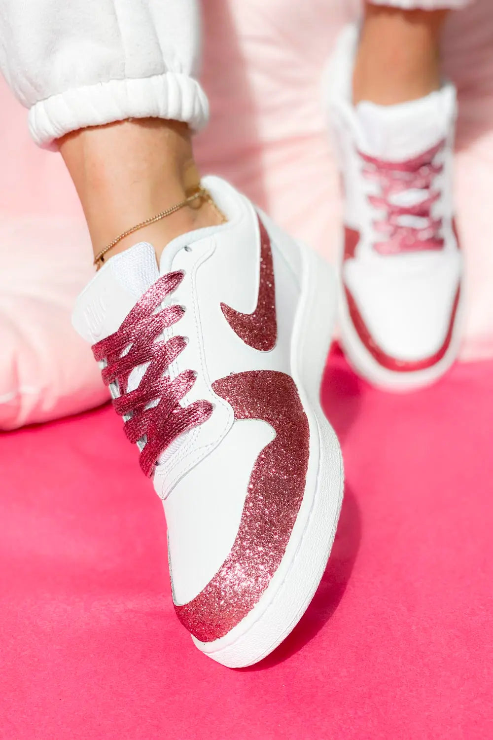 Basket femme glitter rose Nike portées, sneakers custom paillettes style tendance