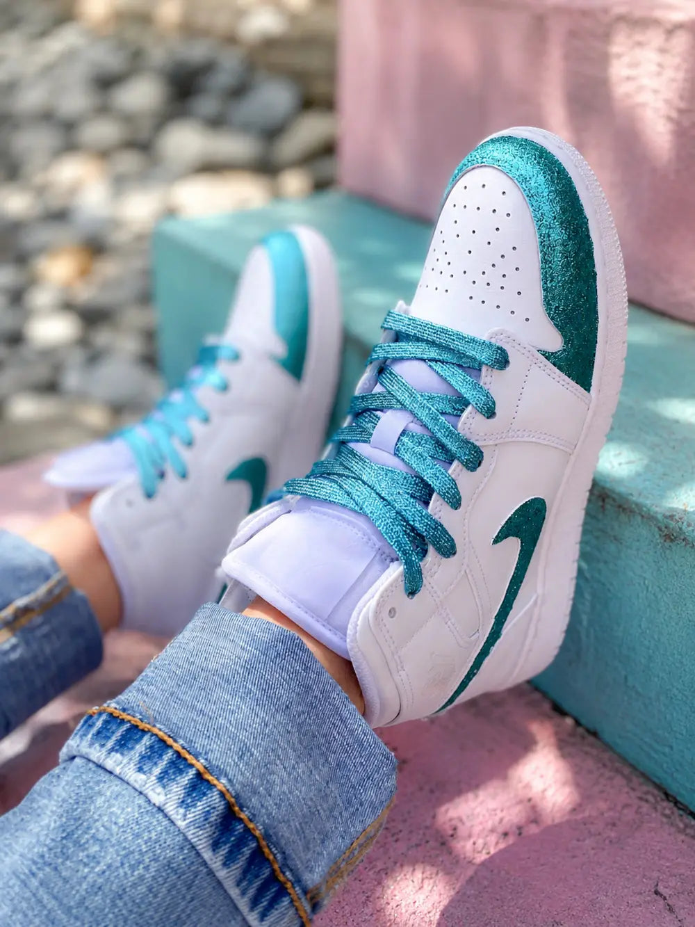 Nike Jordan Mid personnalisée turquoise glitter avec détails pailletés et lacets brillants style tendance femme