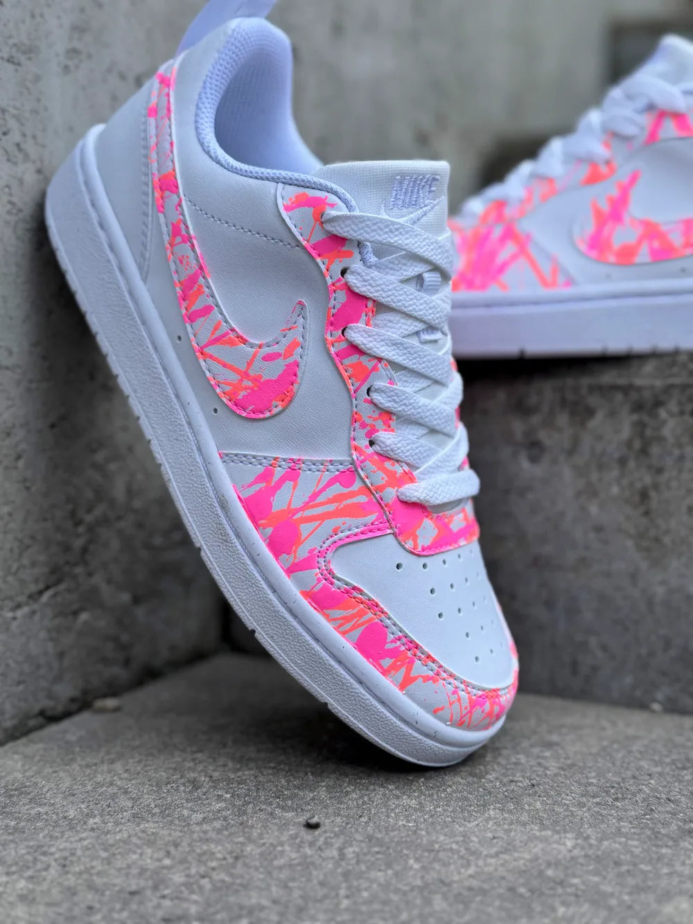 Détail des couleurs rose et corail sur sneaker Nike personnalisée