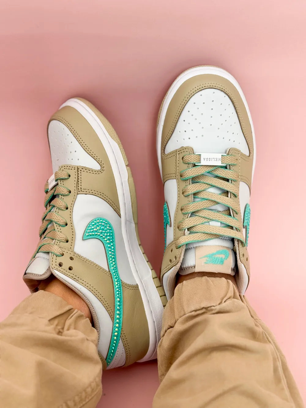 Sneakers beige sable à strass turquoise chic femme