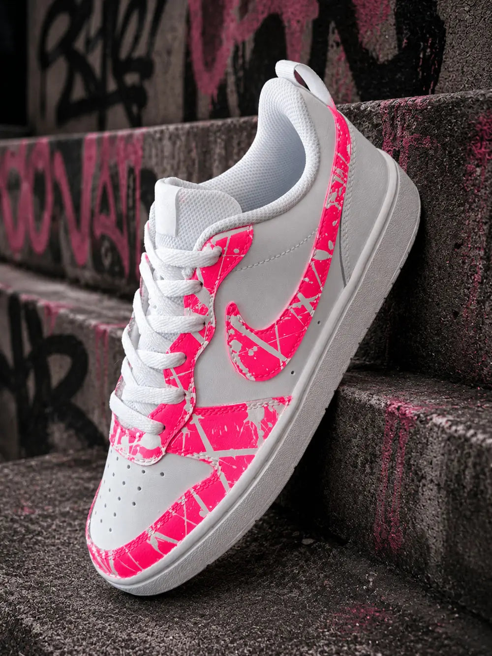 basket Nike rose fluorescente personnalisée, sneaker artisanale premium pour femme