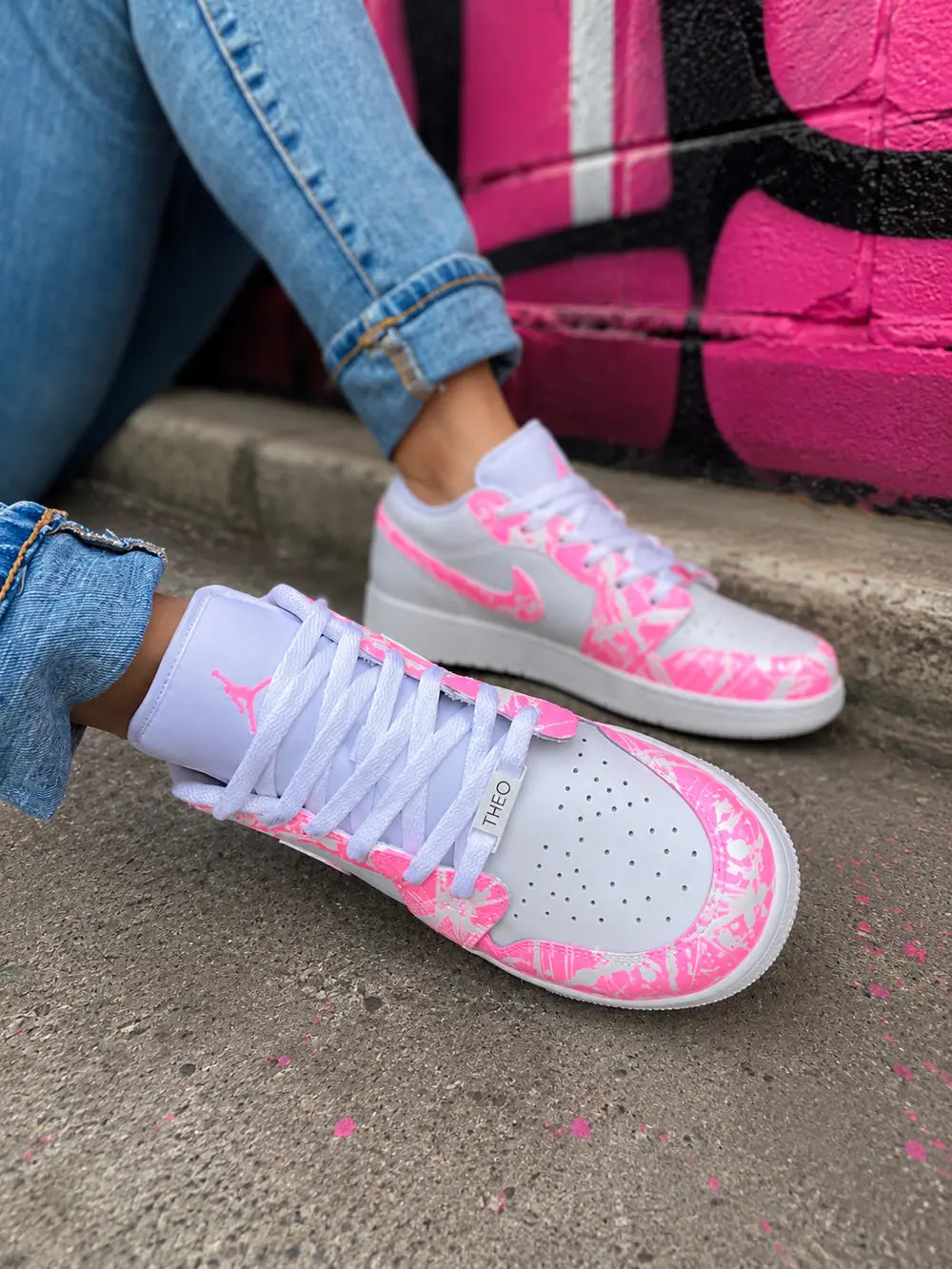 Air Jordan Low graffiti rose personnalisée pour femme avec effet peinture abstraite et look streetwear chic.