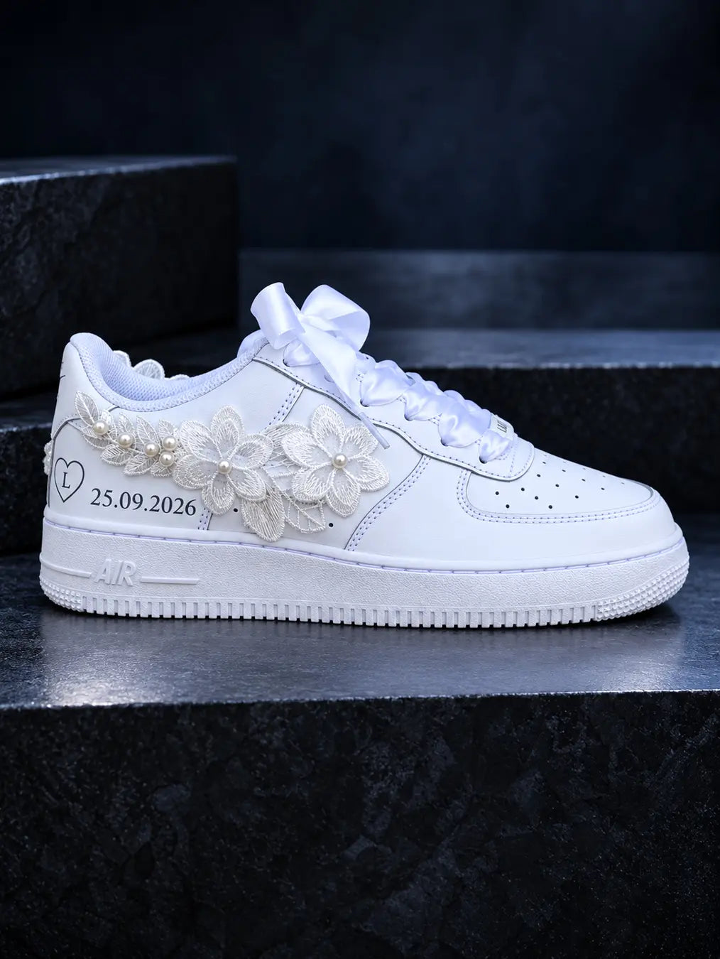 Sneakers de mariage pour femme, Nike Air Force 1 blanches décorées de fleurs en dentelle, de perles et de lacets en satin.