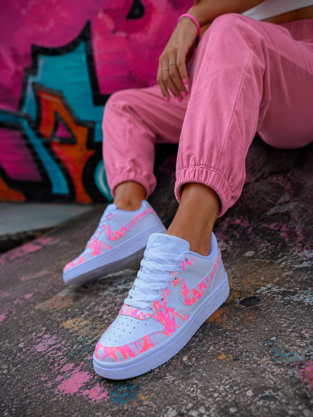Basket Nike personnalisée rose corail avec peinture artisanale style streetwear