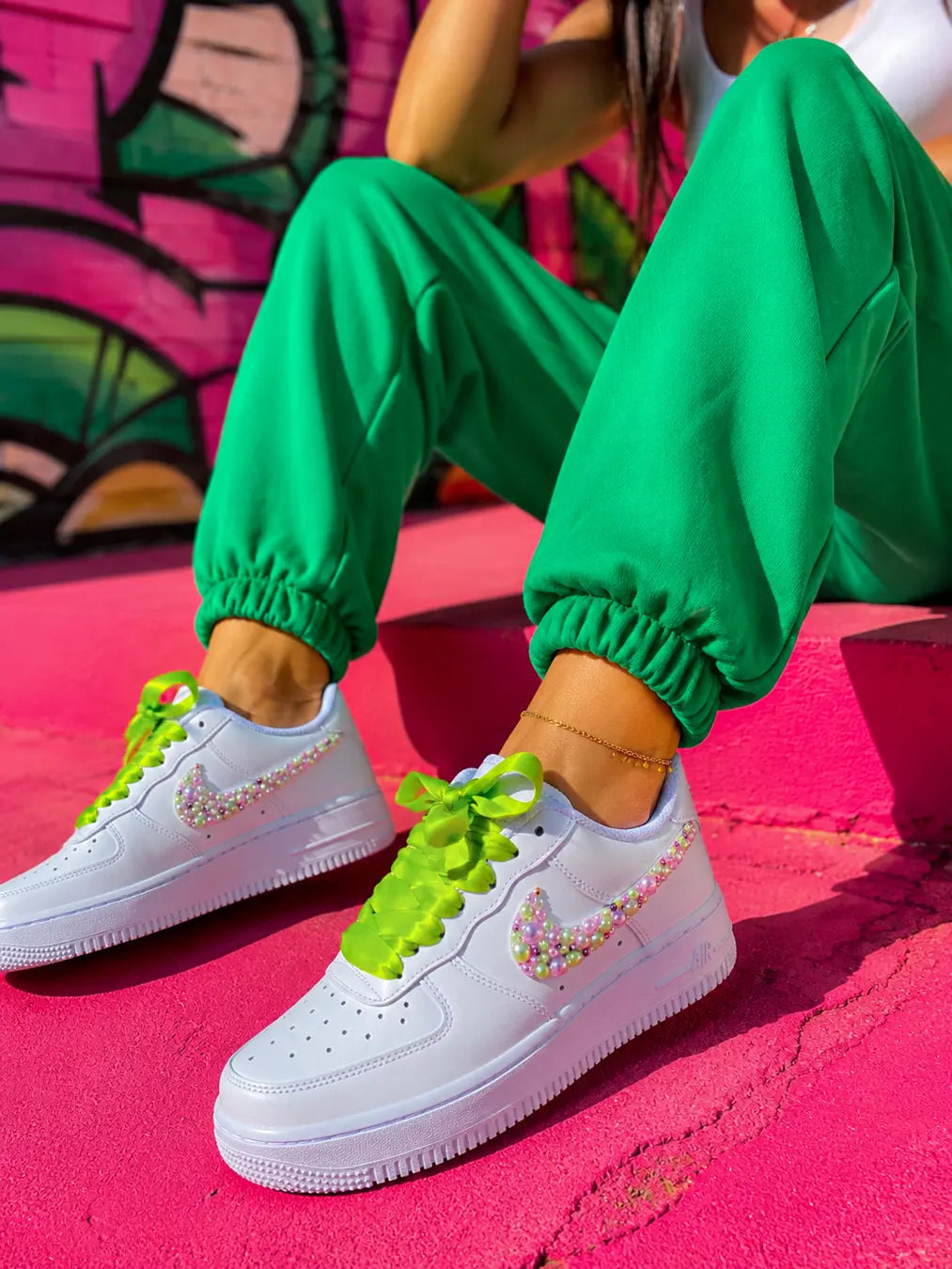Basket Nike personnalisée femme avec perles colorées rose et vert, détail custom premium fait main