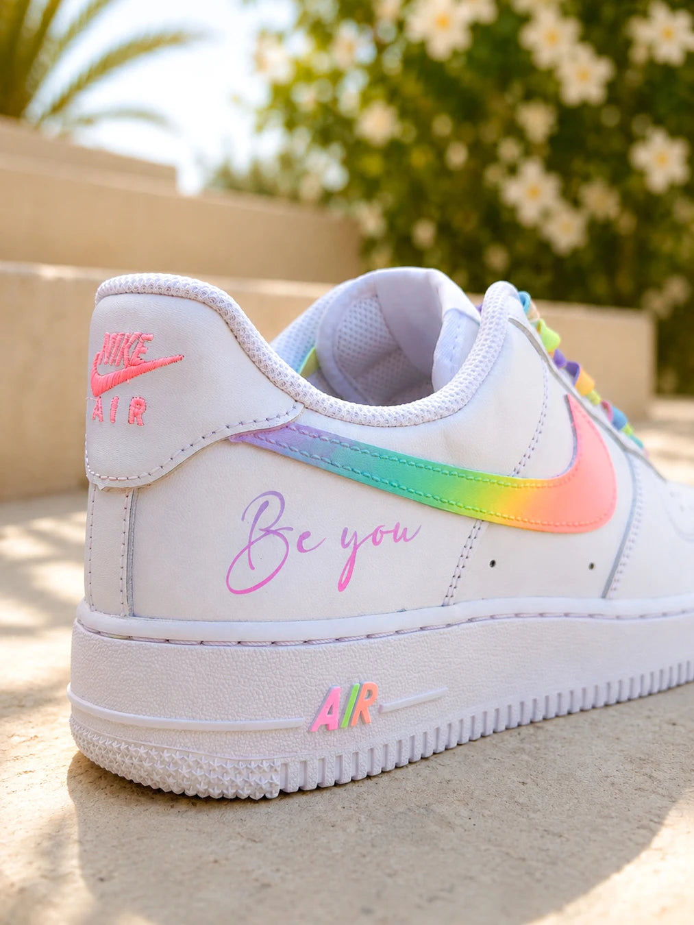 Air Force 1 personnalisée pastel avec swoosh dégradé multicolore, lacets arc-en-ciel et inscription, basket personnalisée réalisée à la main.