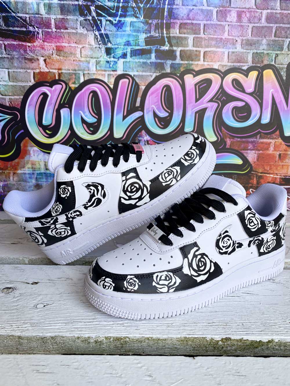 Une paire de Nike Air Force 1 dans un mélange élégant de noir et blanc, idéale pour un style polyvalent.