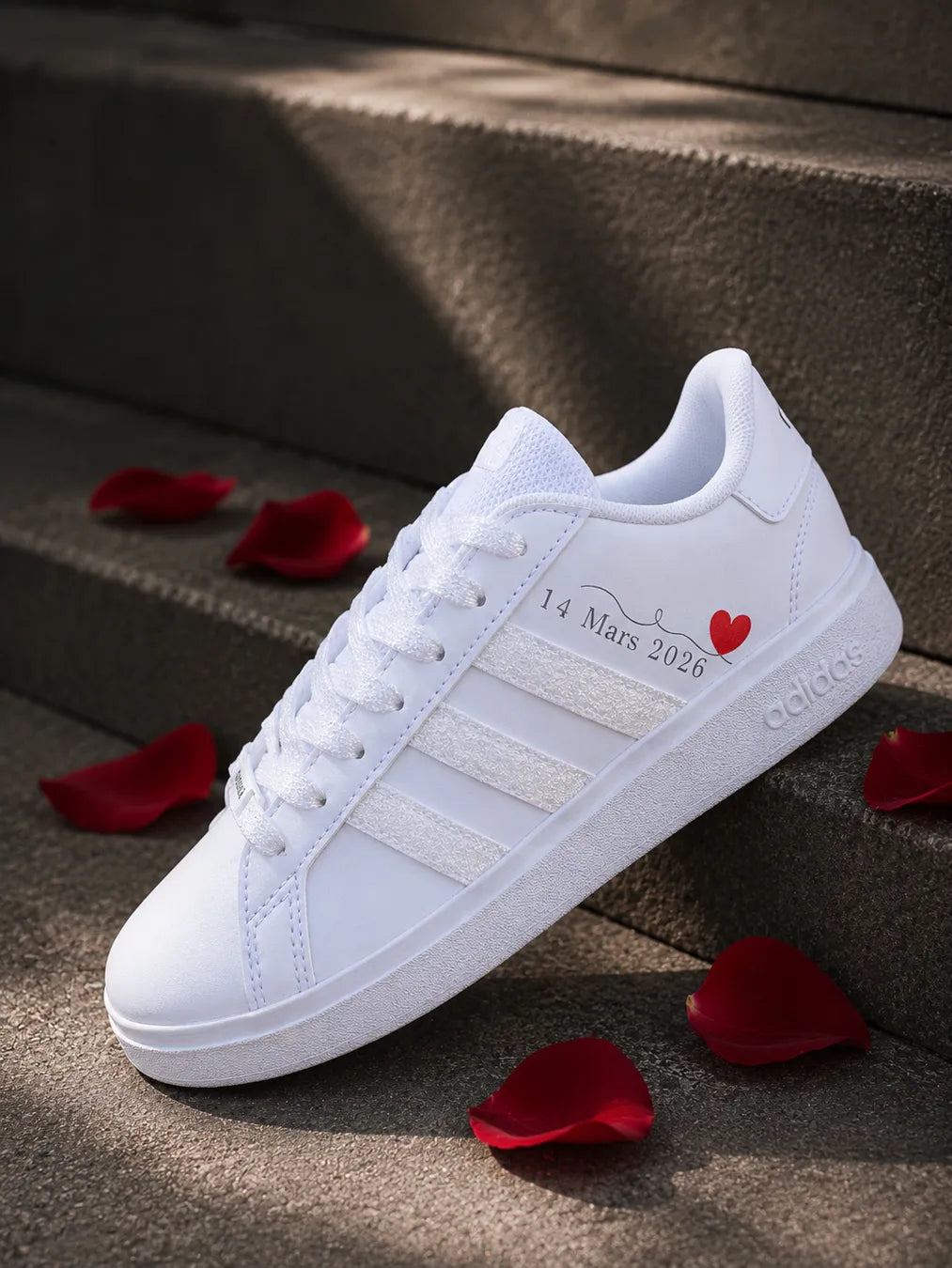 Baskets de mariage personnalisées Adidas blanches avec date de mariage et cœur rouge pour mariée.