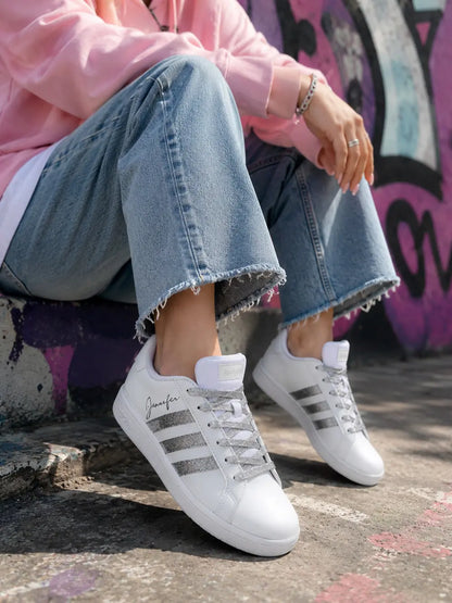 Baskets Adidas personnalisées femme avec glitter argent et personnalisation prénom, sneakers blanches tendance streetwear chic