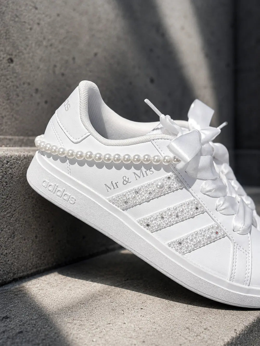 Adidas custom femme mariage avec bandes perlées et strass brillants, baskets personnalisées élégantes pour cérémonie