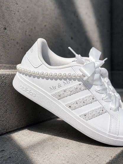Adidas custom femme mariage avec bandes perlées et strass brillants, baskets personnalisées élégantes pour cérémonie