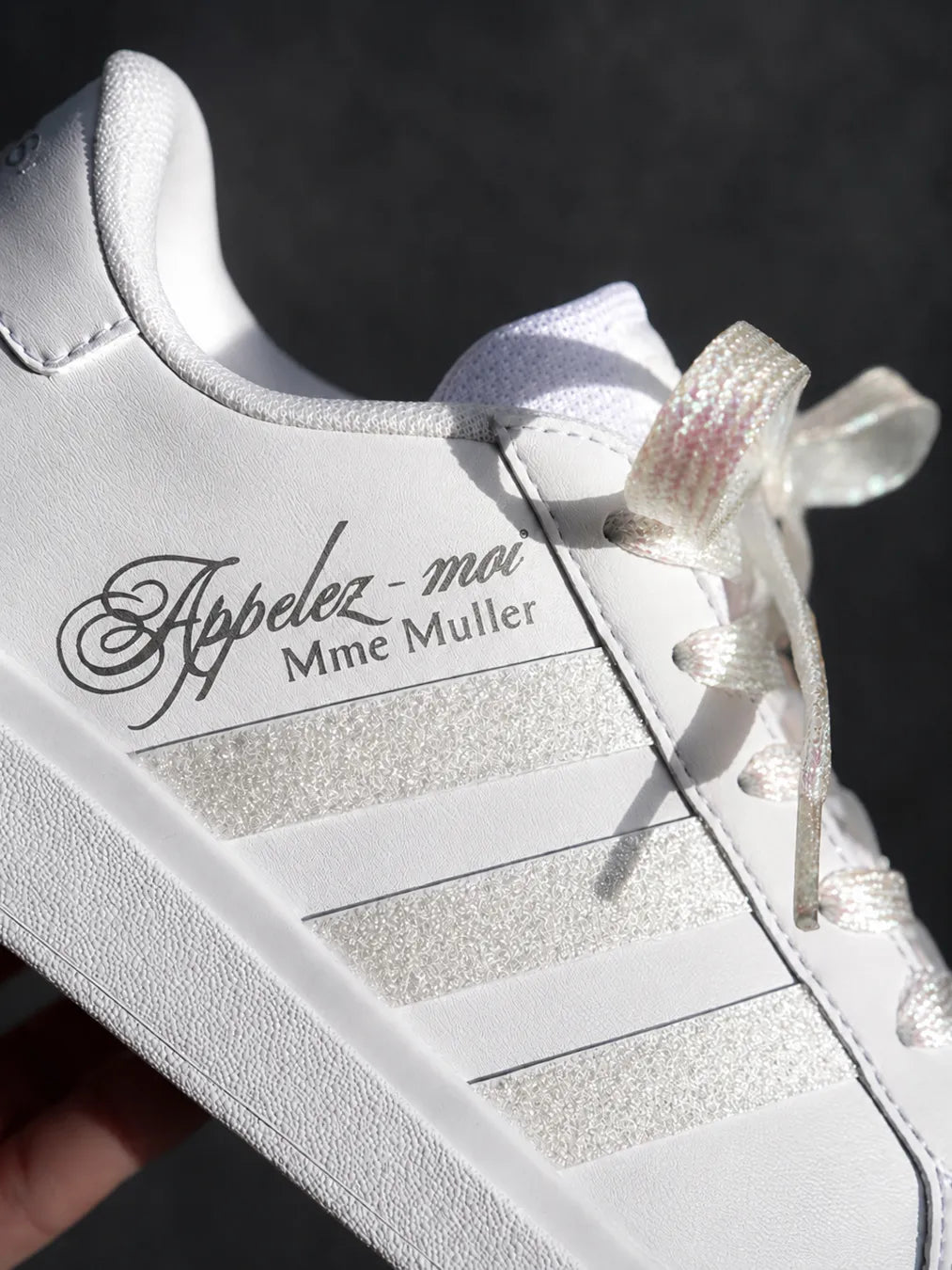 Adidas custom mariage avec personnalisation prénom de la mariée et finitions pailletées.