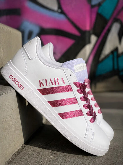 Basket Adidas femme personnalisée avec prénom Kiara et bandes glitter rose pailletées style streetwear premium
