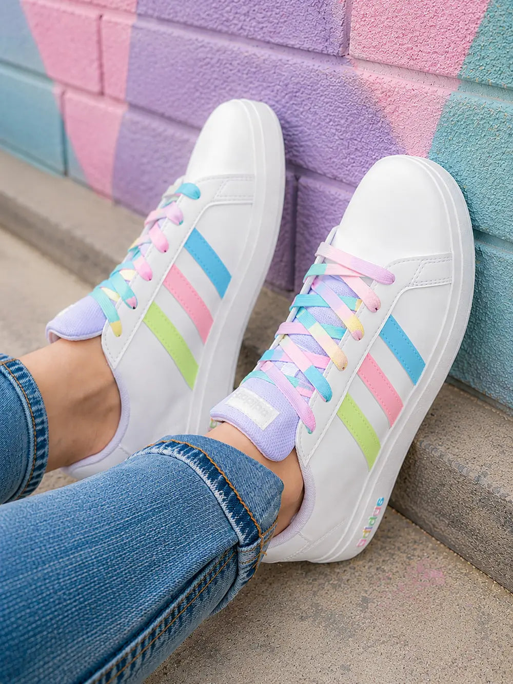 Baskets Adidas femme personnalisées pastel avec prénom Doudou et lacets multicolores style streetwear tendance