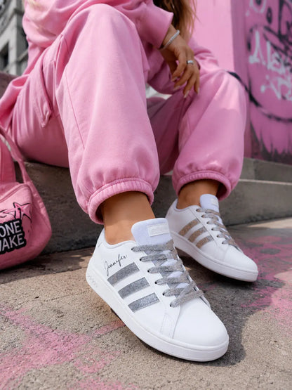 Baskets Adidas femme personnalisées avec détails glitter argent dans un univers streetwear rose tendance
