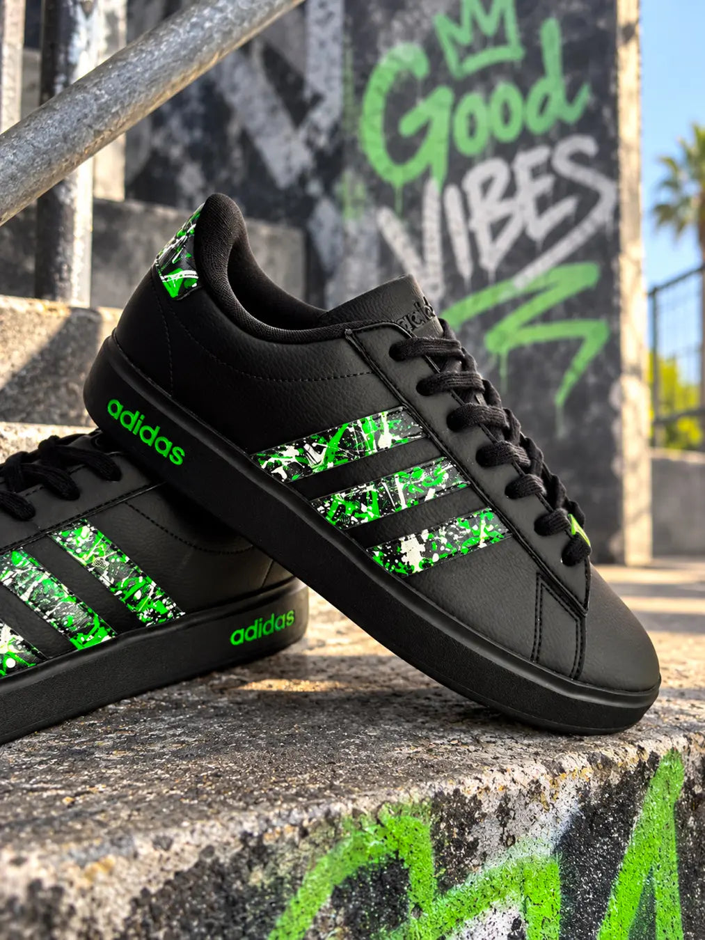 Basket Adidas noire personnalisée vert fluorescent pour homme et femme